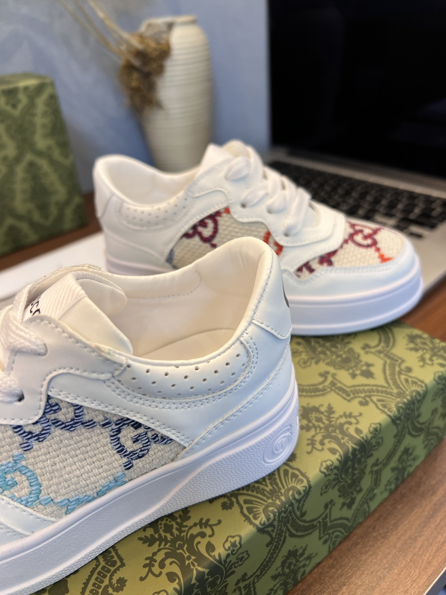 Children's shoes child